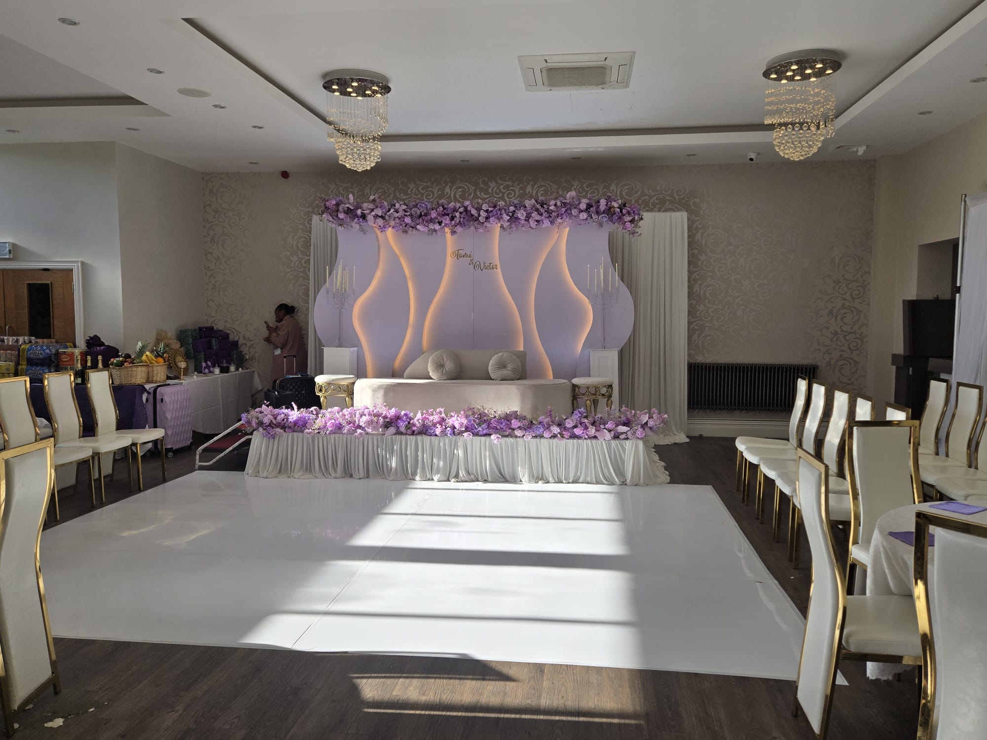Emerald Suite — table arrangement
